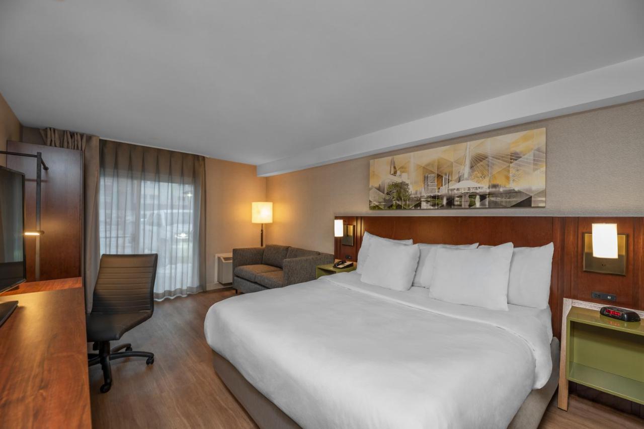 Comfort Inn Airport Виннипег Экстерьер фото