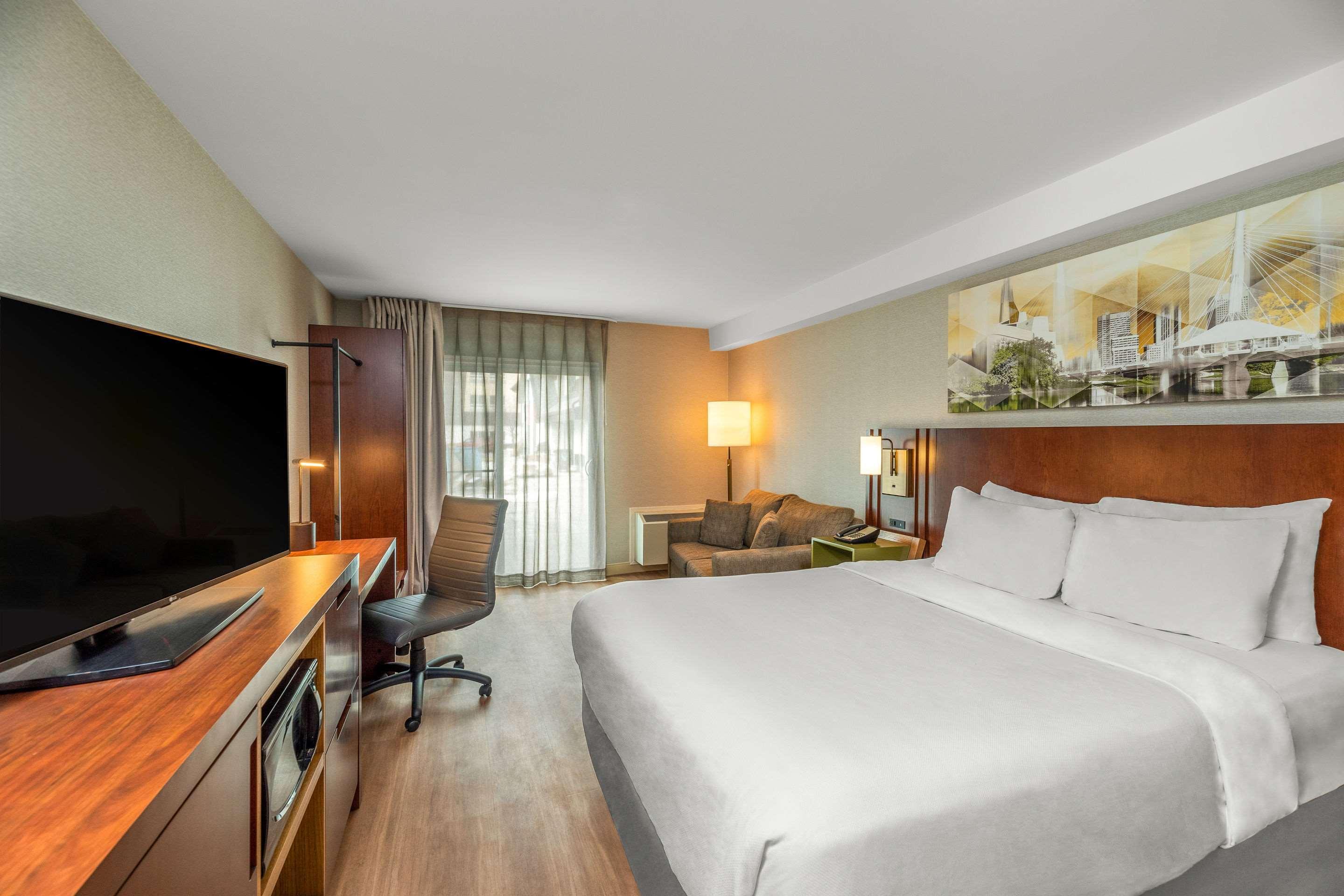Comfort Inn Airport Виннипег Экстерьер фото
