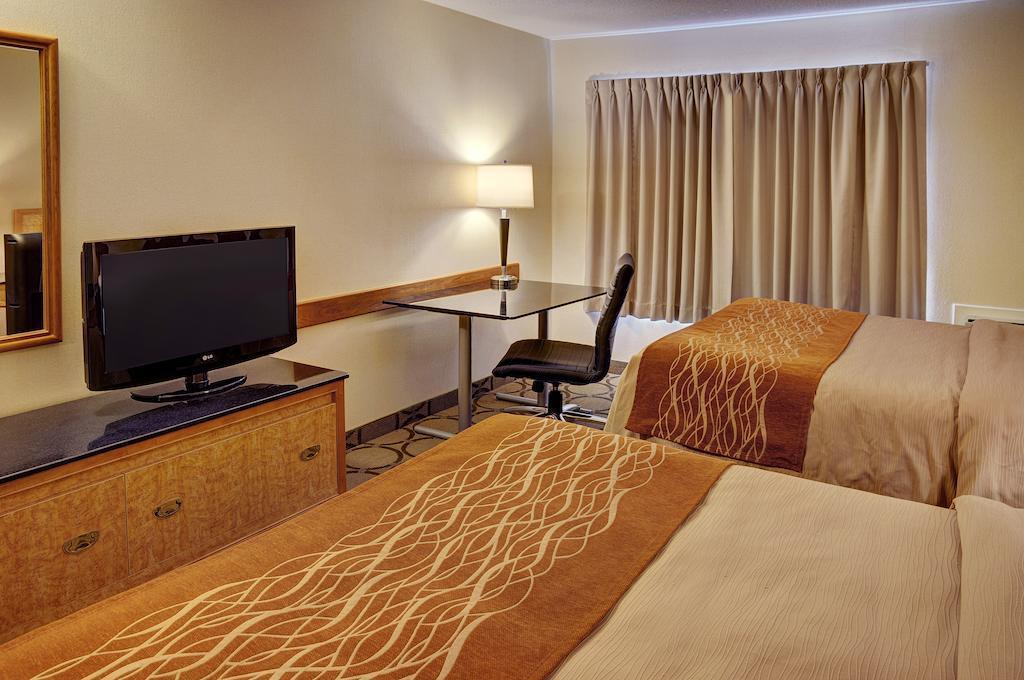 Comfort Inn Airport Виннипег Экстерьер фото