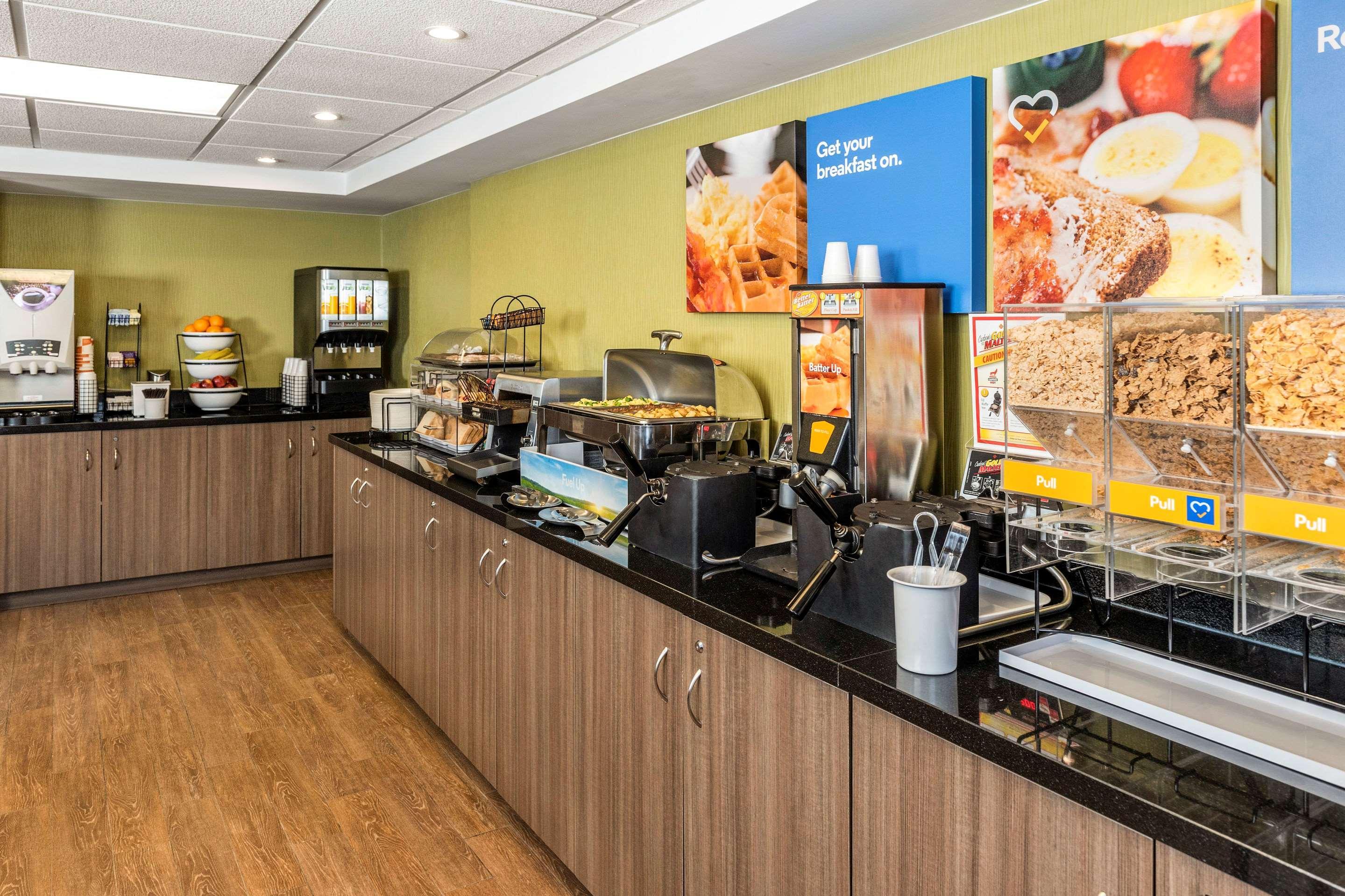 Comfort Inn Airport Виннипег Экстерьер фото