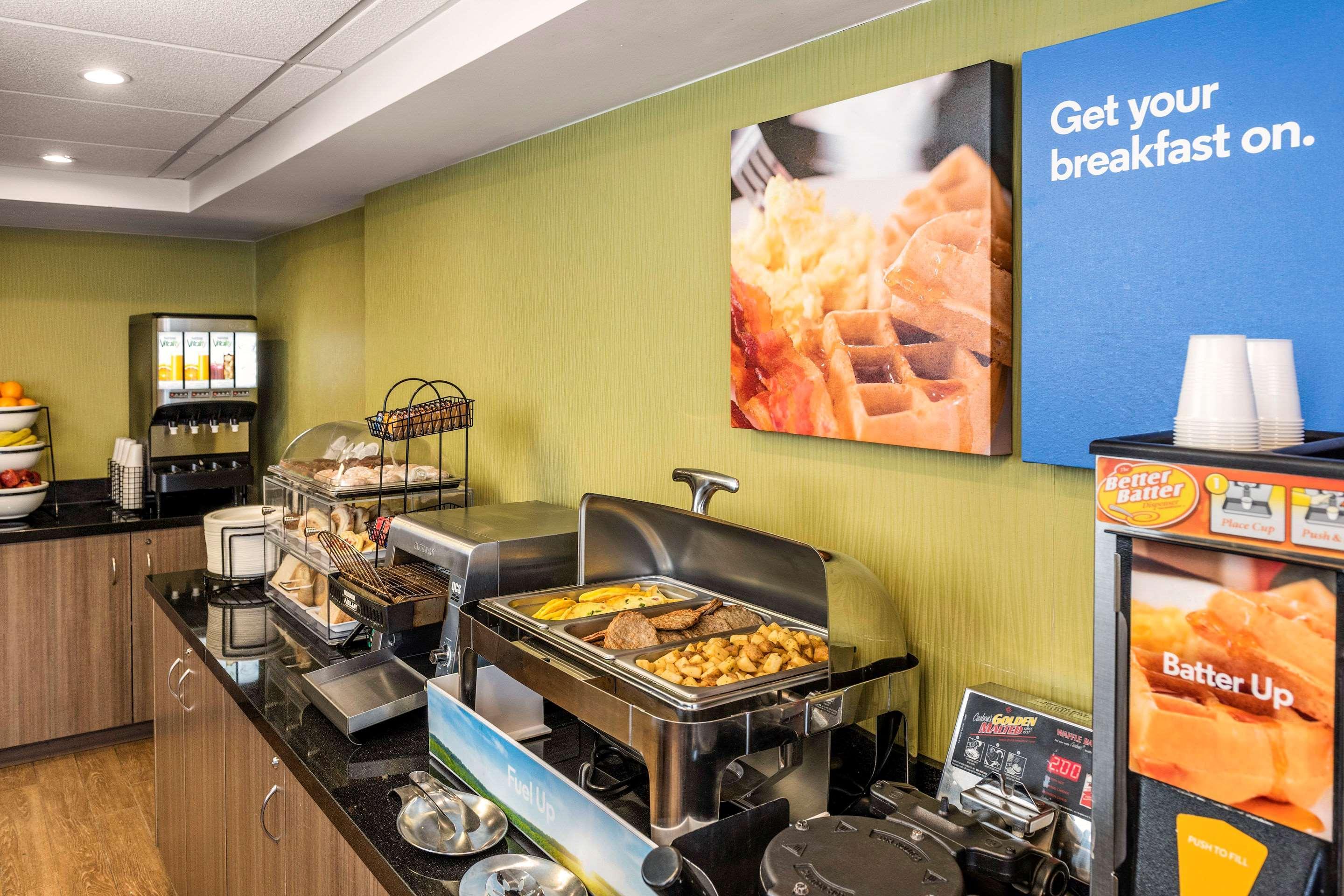 Comfort Inn Airport Виннипег Экстерьер фото
