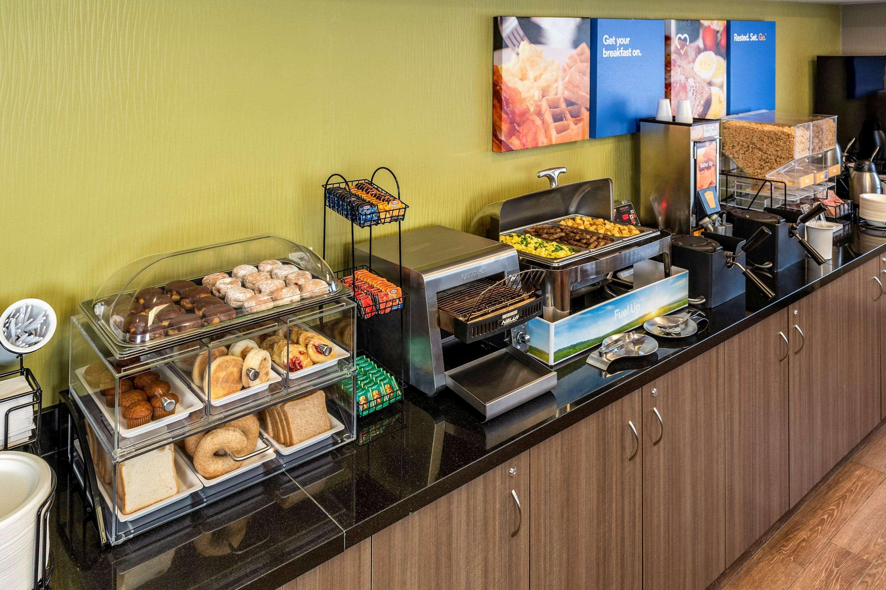 Comfort Inn Airport Виннипег Экстерьер фото