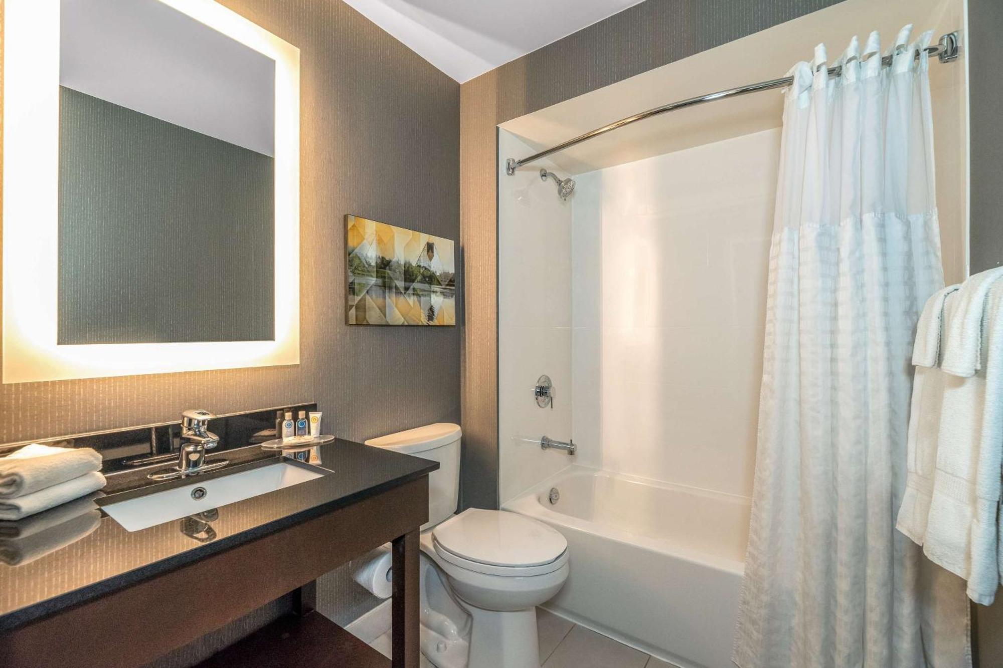 Comfort Inn Airport Виннипег Экстерьер фото