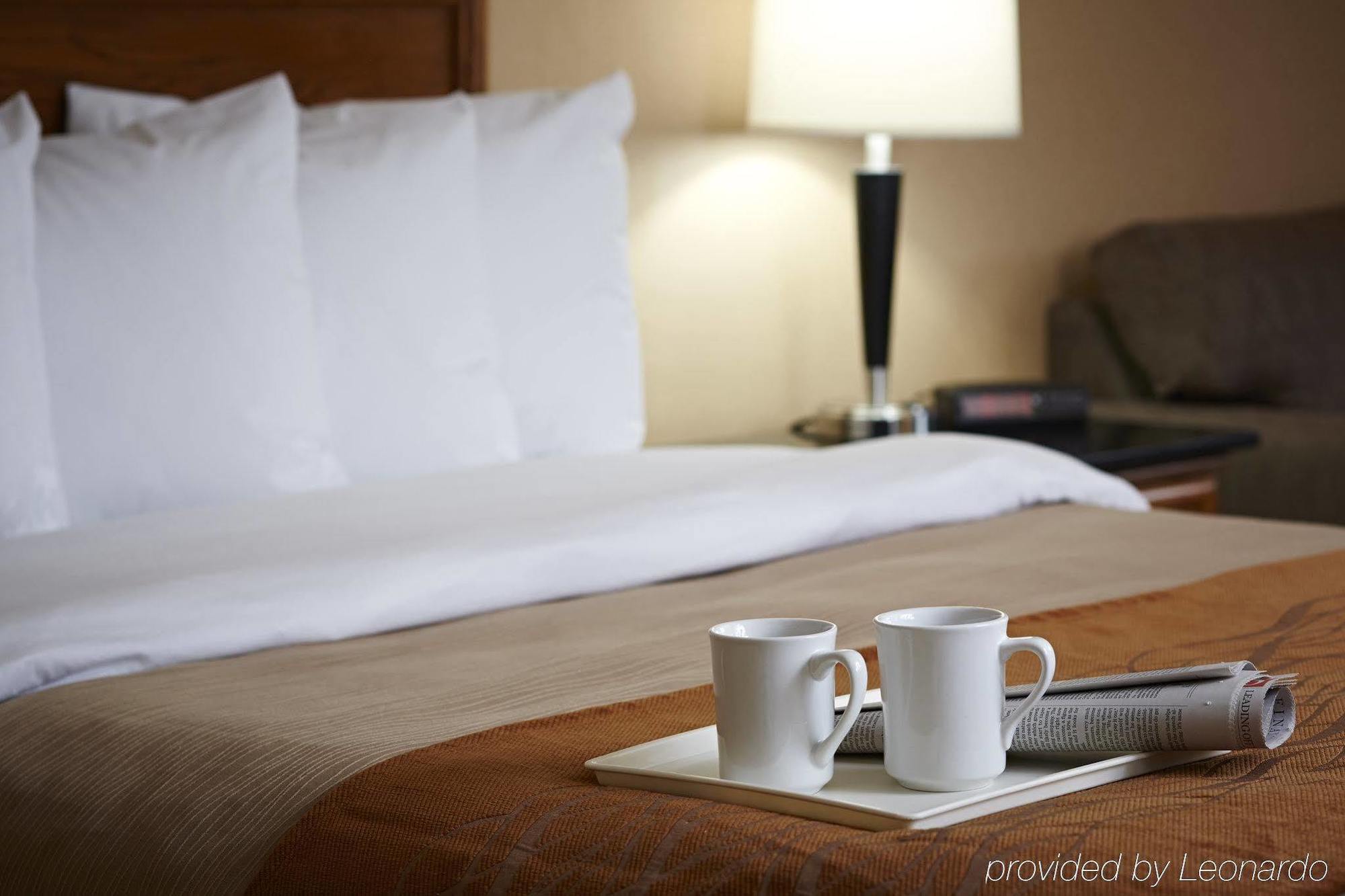 Comfort Inn Airport Виннипег Экстерьер фото