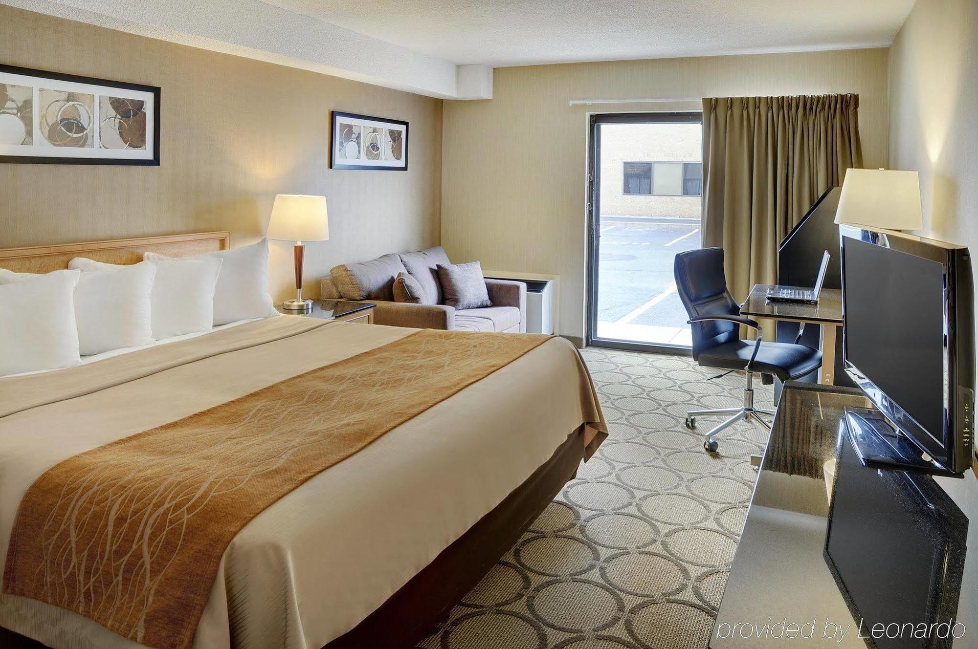 Comfort Inn Airport Виннипег Экстерьер фото