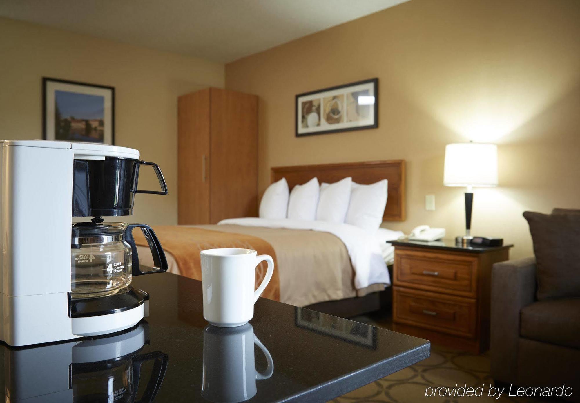 Comfort Inn Airport Виннипег Экстерьер фото