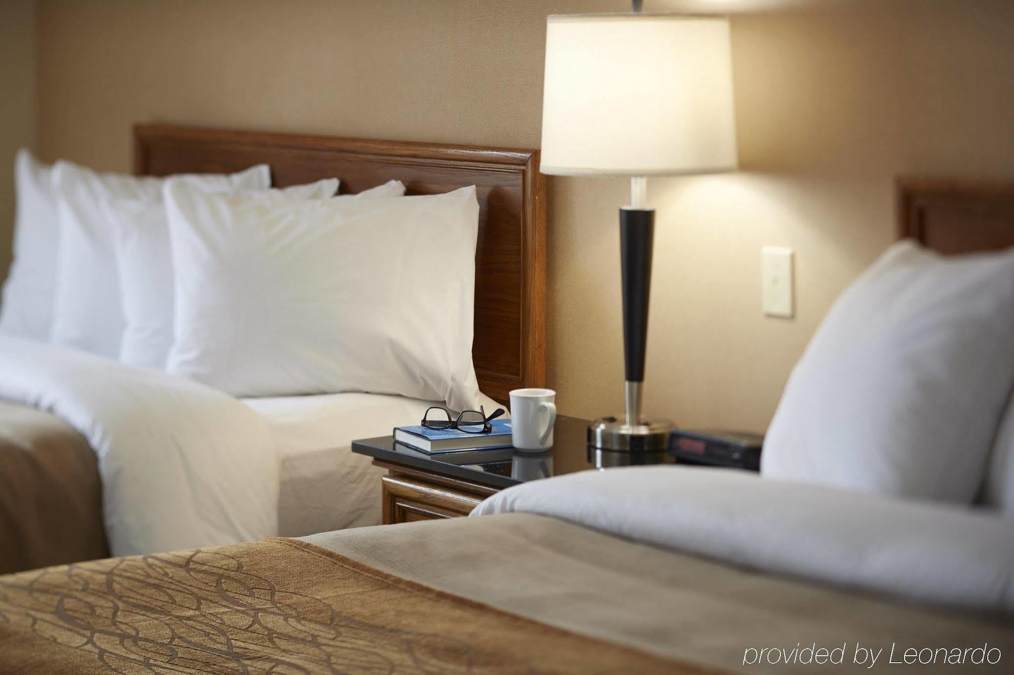 Comfort Inn Airport Виннипег Экстерьер фото