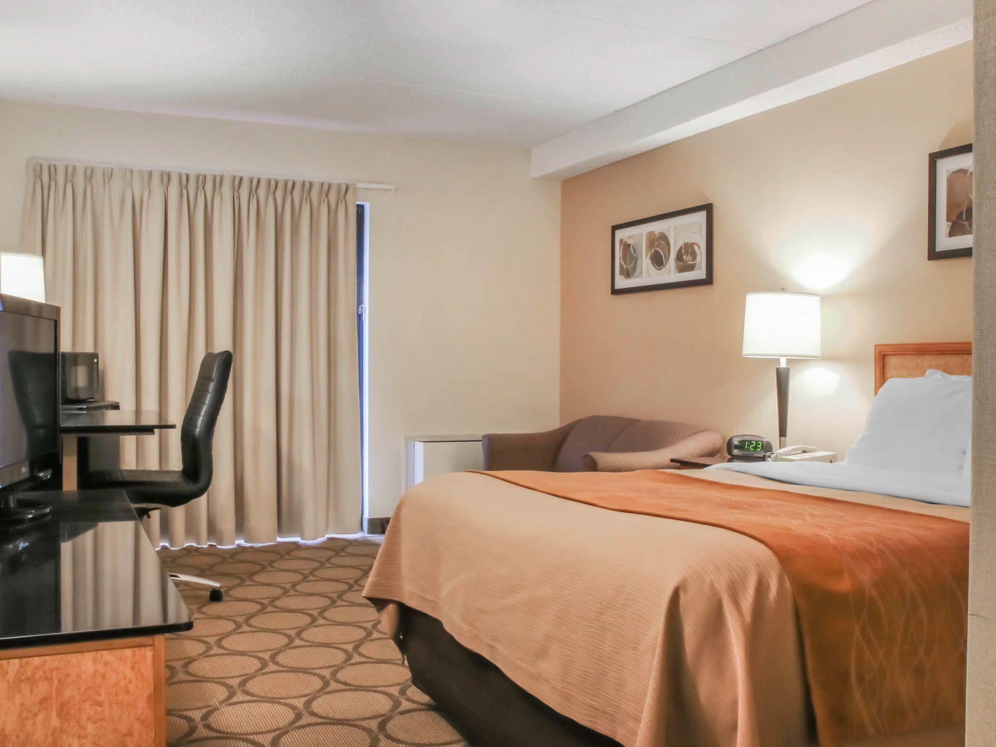 Comfort Inn Airport Виннипег Экстерьер фото